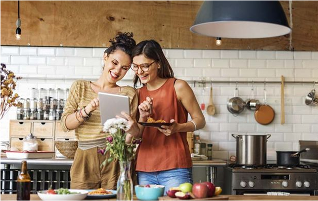 Casal feliz na cozinha